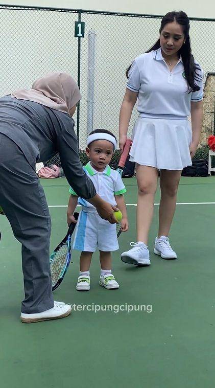 potret di belakang layar pemotretan tenis Rayyanza dan Nagita (instagram.com/tercipungcipung)