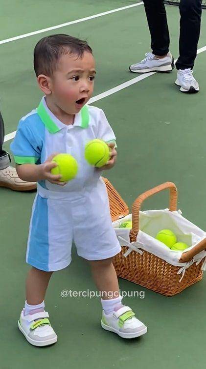 potret di belakang layar pemotretan tenis Rayyanza dan Nagita (instagram.com/tercipungcipung)
