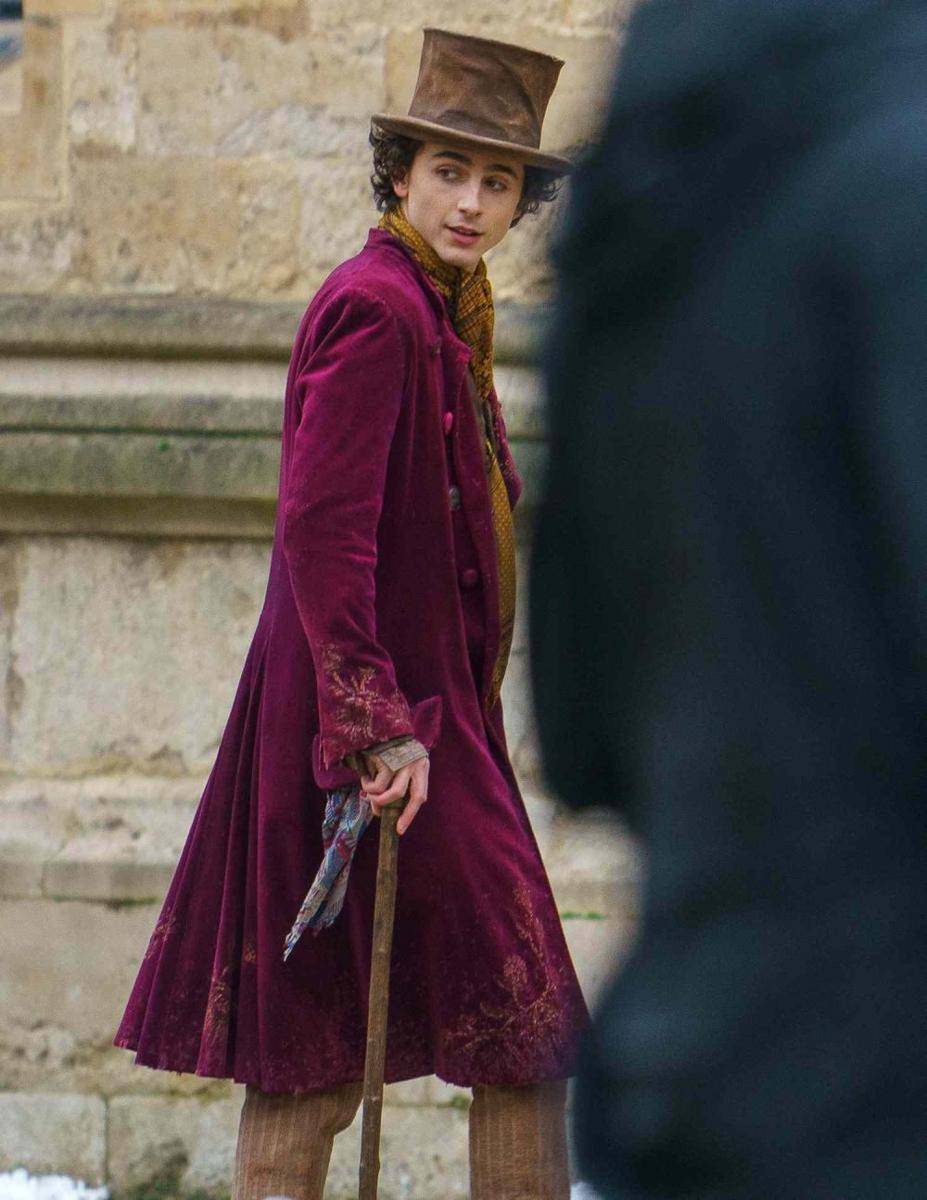 Coat warna marun dan syal kuning menjadi ciri khas Wonka versi Chalamet (twitter.com/wonka_news)