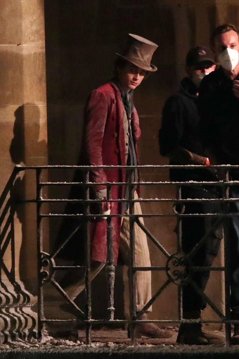 Timothee Chalamet bersama beberapa staff saat syuting film Wonka di Oxford, Inggris (twitter.com/wonka_news)