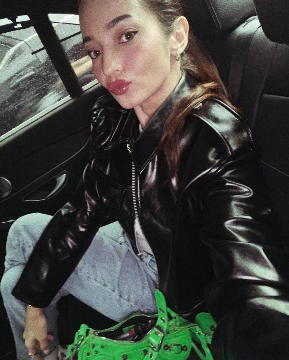 Potret Enzy kenakan jaket (instagram.com/enzystoria)