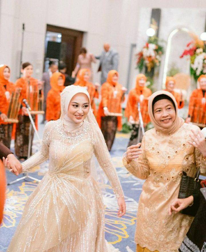 Potret pesinden Memes Prameswari resepsi pernikahan (instagram.com/nartikaik)