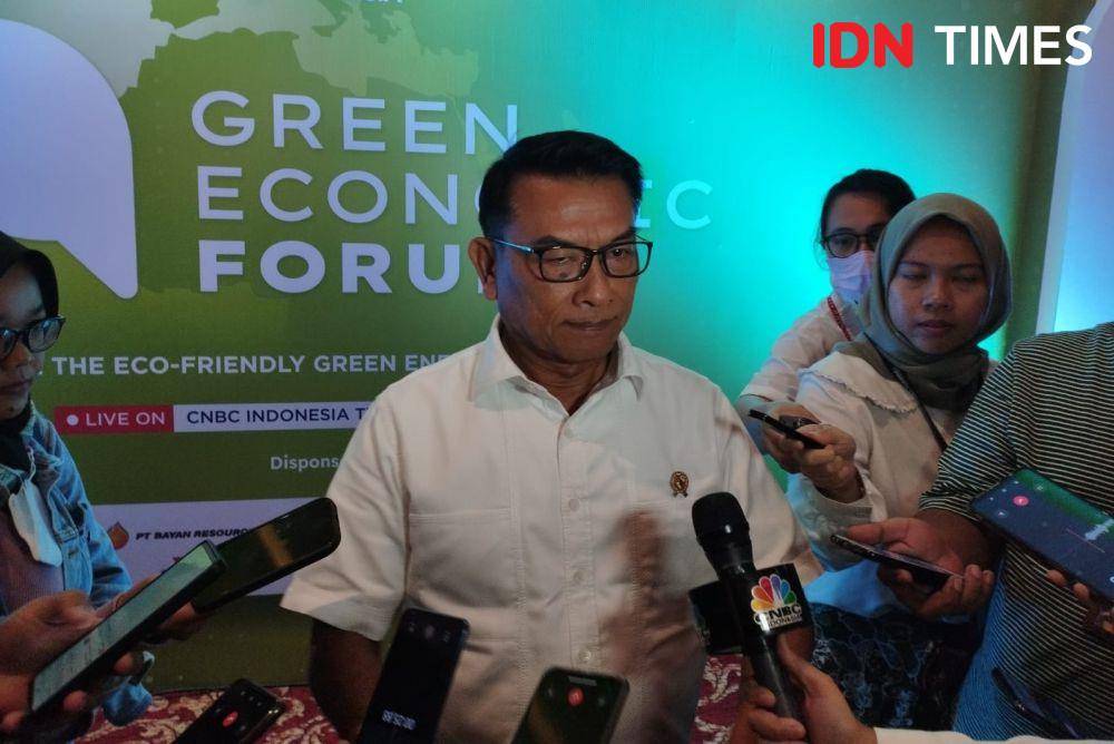 Kepala Staf Kepresidenan sekaligus Ketua Umum Perkumpulan Industri Kendaraan Listrik Indonesia (Periklindo), Moeldoko dalam Green Economic Forum CNBC Indonesia di Hotel Kempinski, Jakarta, Senin (22/5/2023). (IDN Times/Trio Hamdani)