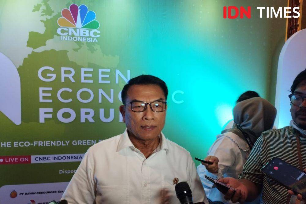 Kepala Staf Kepresidenan sekaligus Ketua Umum Perkumpulan Industri Kendaraan Listrik Indonesia (Periklindo), Moeldoko dalam Green Economic Forum CNBC Indonesia di Hotel Kempinski, Jakarta, Senin (22/5/2023). (IDN Times/Trio Hamdani)