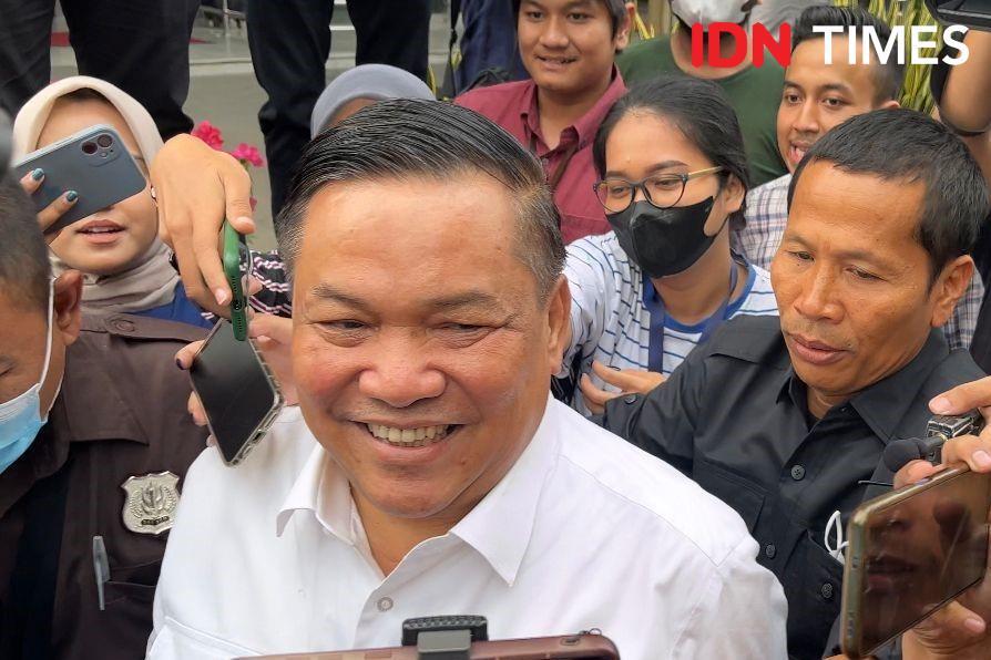 Sekda Riau SF Hariyanto Senyum-senyum Usai KPK Periksa Hartanya