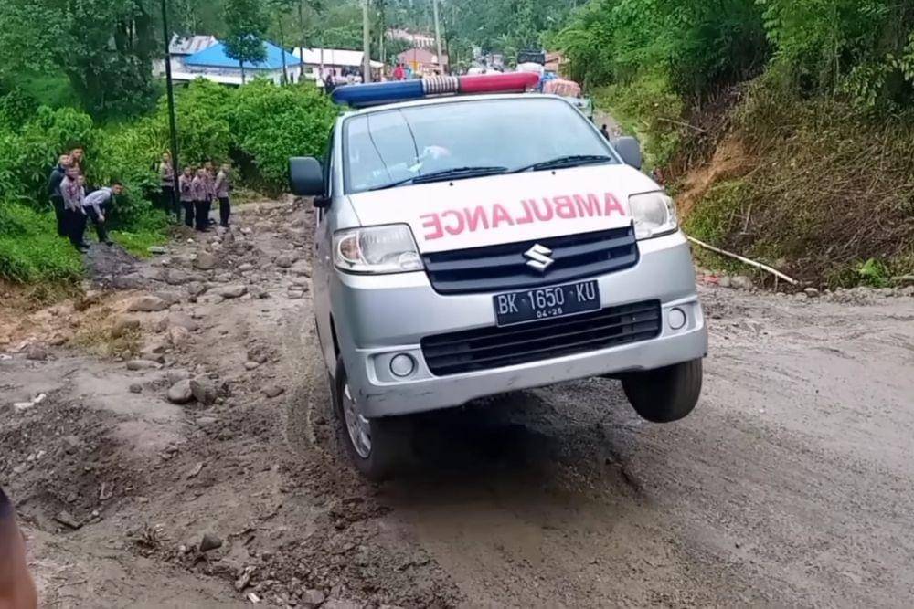 Ambulance berupaya menanjak di ruas jalan Dusun Batu Jomba, Desa Luat Lombang, Kecamatan Sipirok, Kabupaten Tapanuli Selatan. (Youtube)
