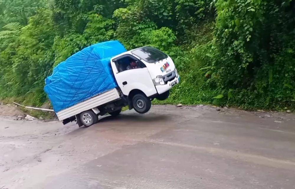 Mobil pengangkut logistik mengalami jumping saat melintas di ruas jalan Dusun Batu Jomba, Desa Luat Lombang, Kecamatan Sipirok, Kabupaten Tapanuli Selatan. (Youtube)