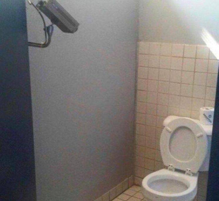 potret kocak bentuk dan penempatan CCTV (reddit.com/user/REDPIG86)