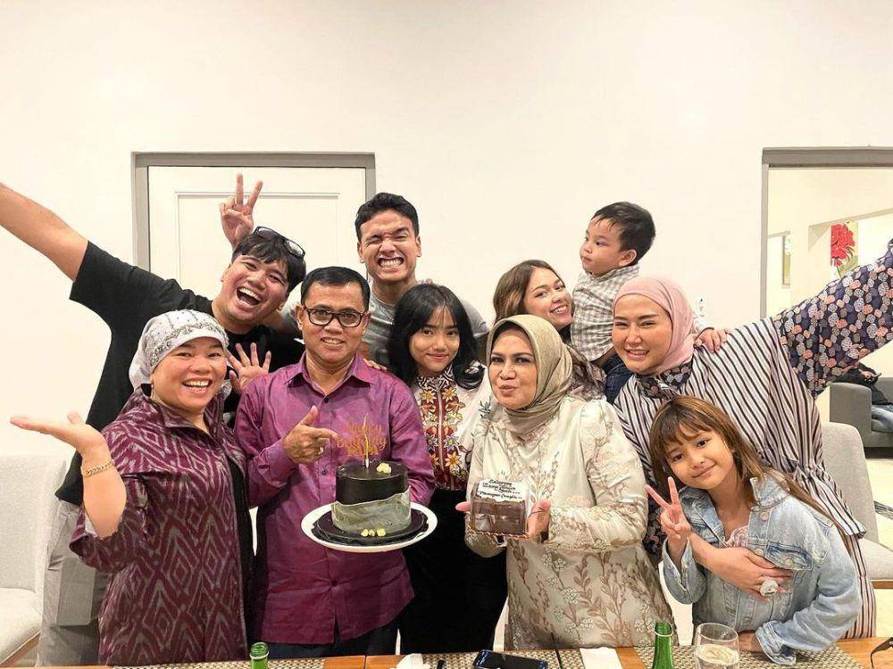 kedekatan Rebecca Klopper dengan keluarga Fadly Faisal (instagram.com/dewizuhriati)