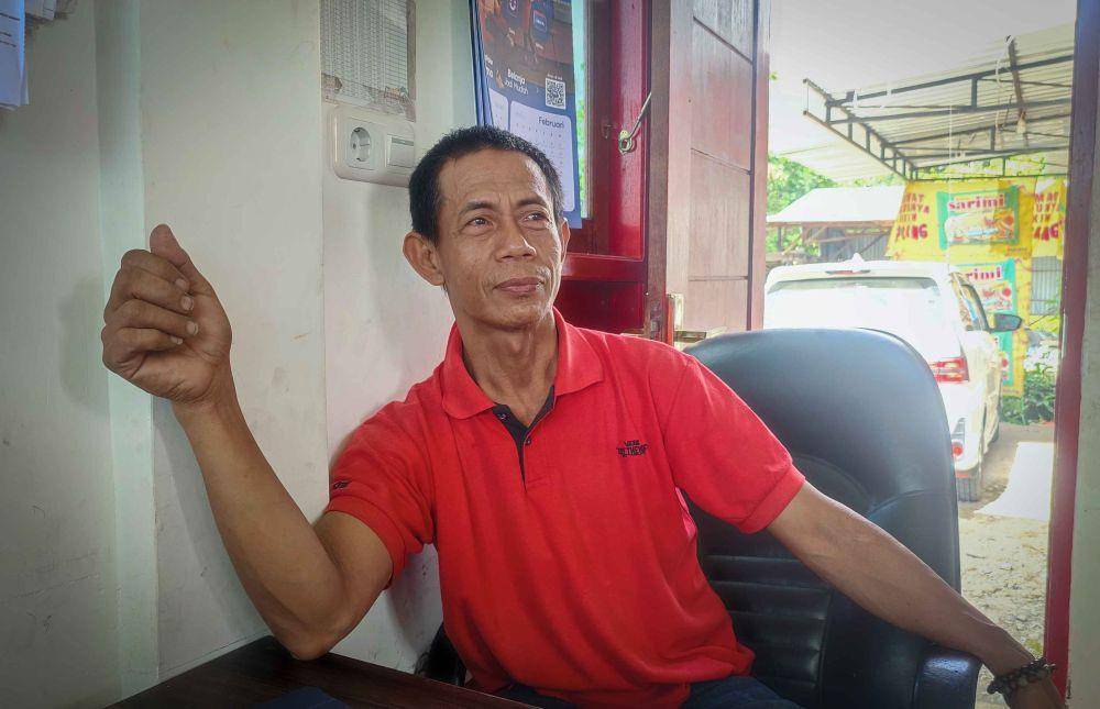 Abdurrahman, suami dari pemilik Pertashop di Jalan Yos Sudarso, Timika, Kabupaten Mimika, Papua Tengah. (IDN Times/Endy Langobelen)