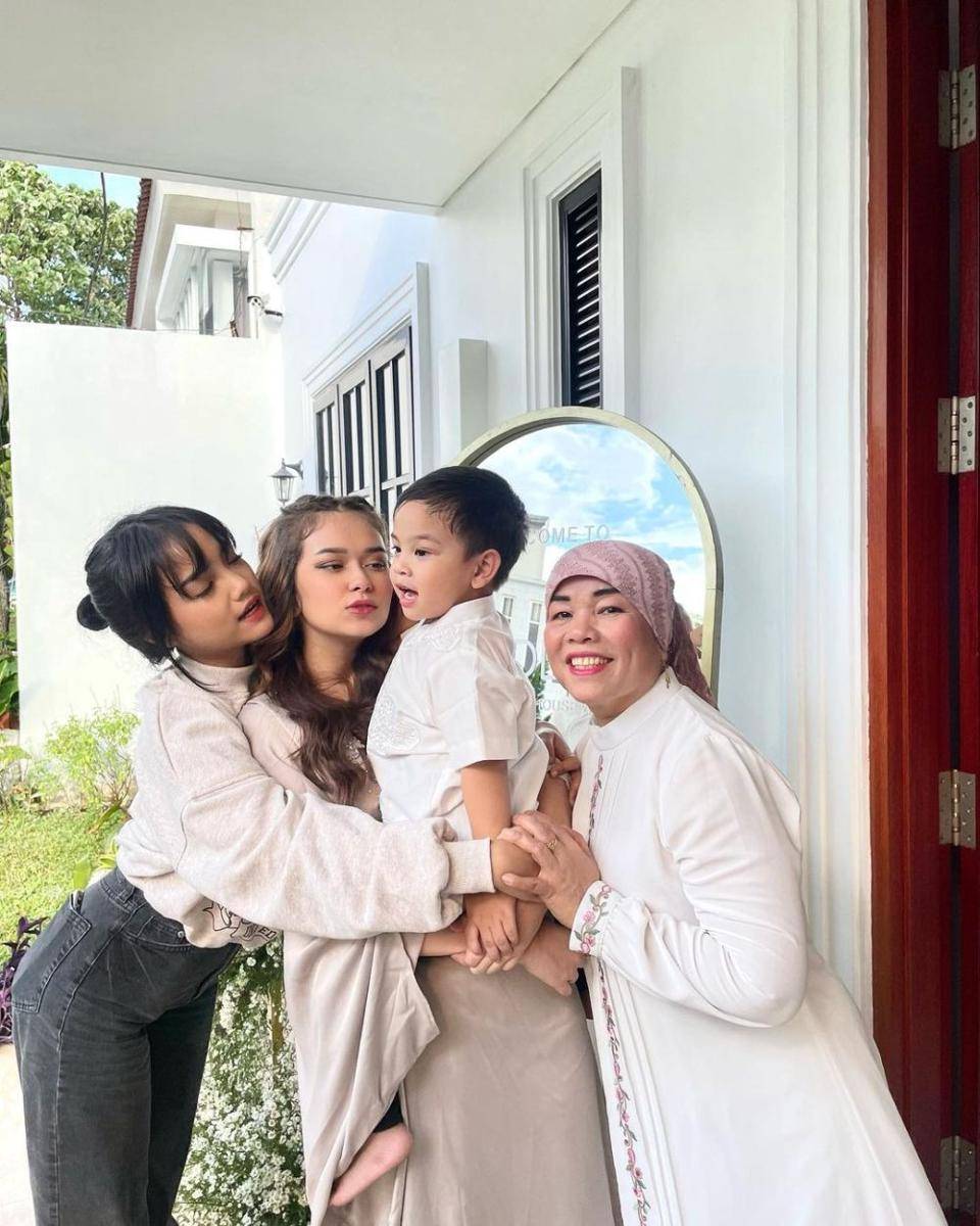 kedekatan Rebecca Klopper dengan keluarga Fadly Faisal (instagram.com/dewizuhriati)