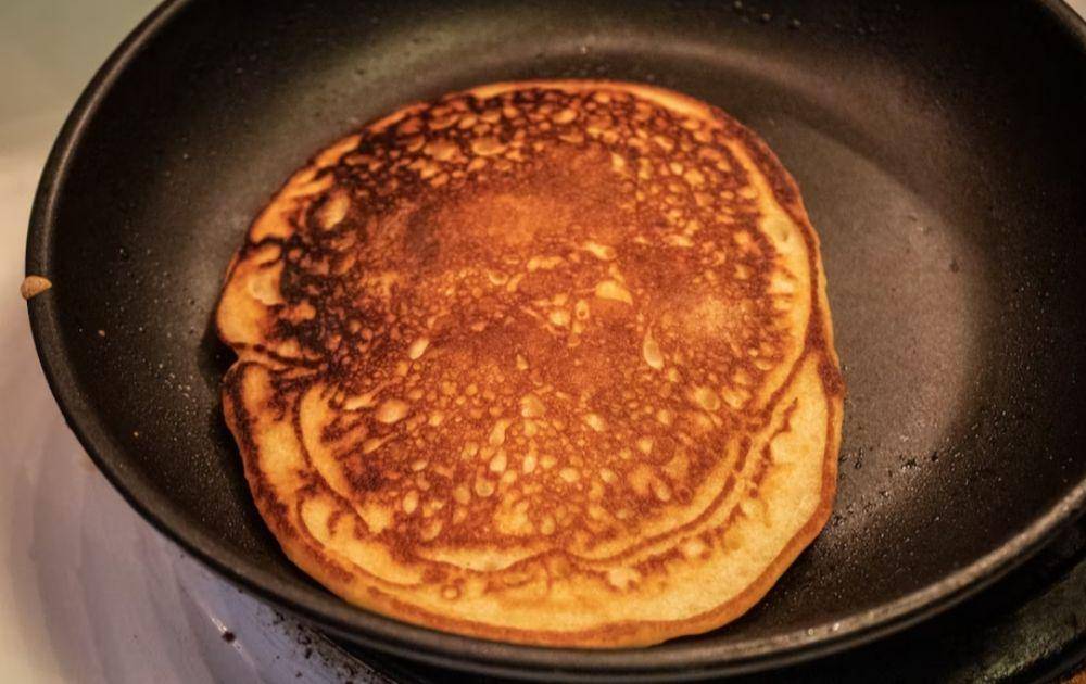 ilustrasi membuat pancake (unsplash.com/Brian Wangenheim)