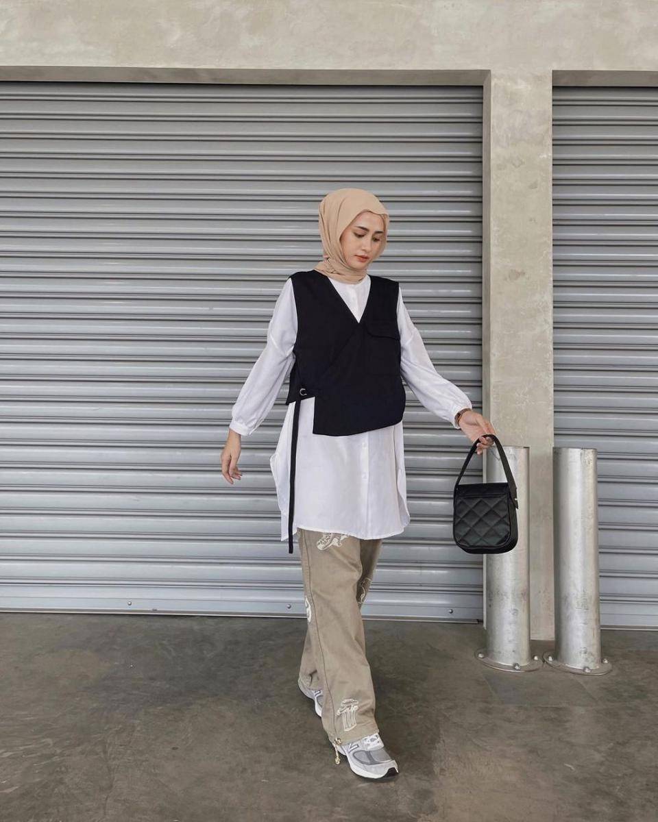 padu padan kemeja ala selebgram Helmi Nursifah (instagram.com/helminursifah)
