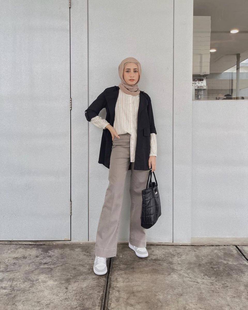 padu padan kemeja ala selebgram Helmi Nursifah (instagram.com/helminursifah)