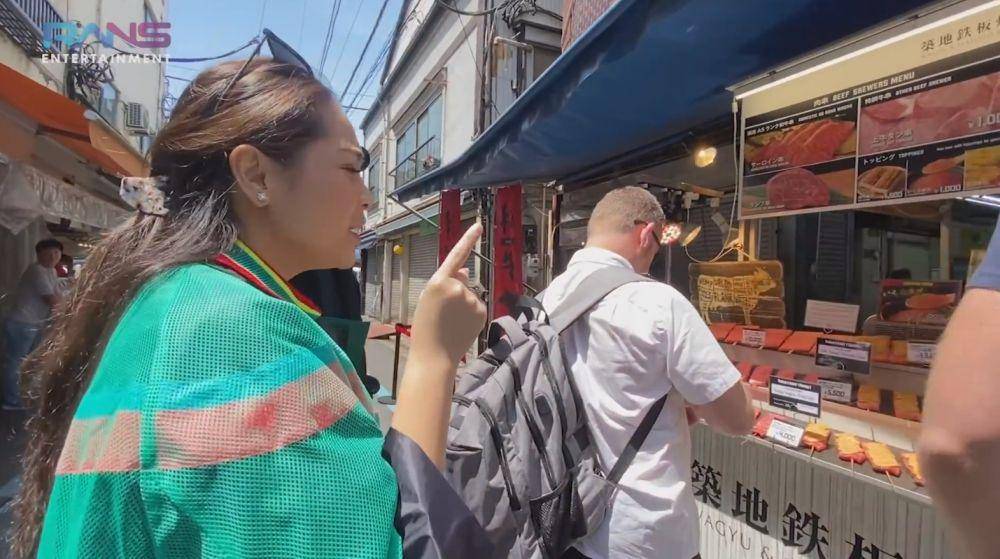 Nagita di pasar ikan Jepang (YouTube.com/Rans Entertainment)