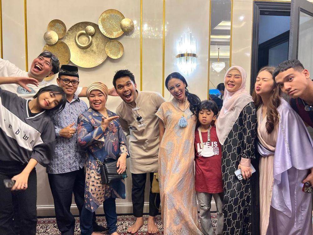 kedekatan Rebecca Klopper dengan keluarga Fadly Faisal (instagram.com/dewizuhriati)