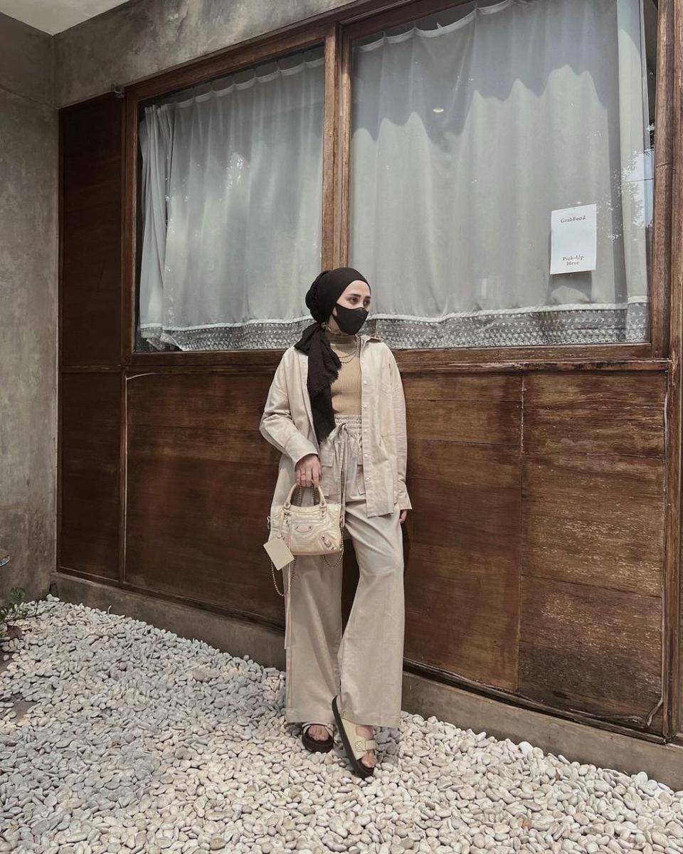 padu padan kemeja ala selebgram Helmi Nursifah (instagram.com/helminursifah)