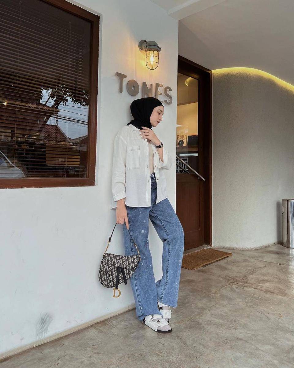 padu padan kemeja ala selebgram Helmi Nursifah (instagram.com/helminursifah)