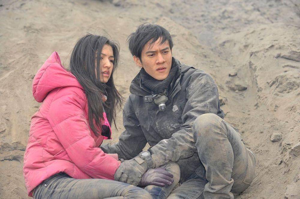 Raline Shah dan Herjunot Ali dalam film 5 Cm (instagram.com/ralineshah)