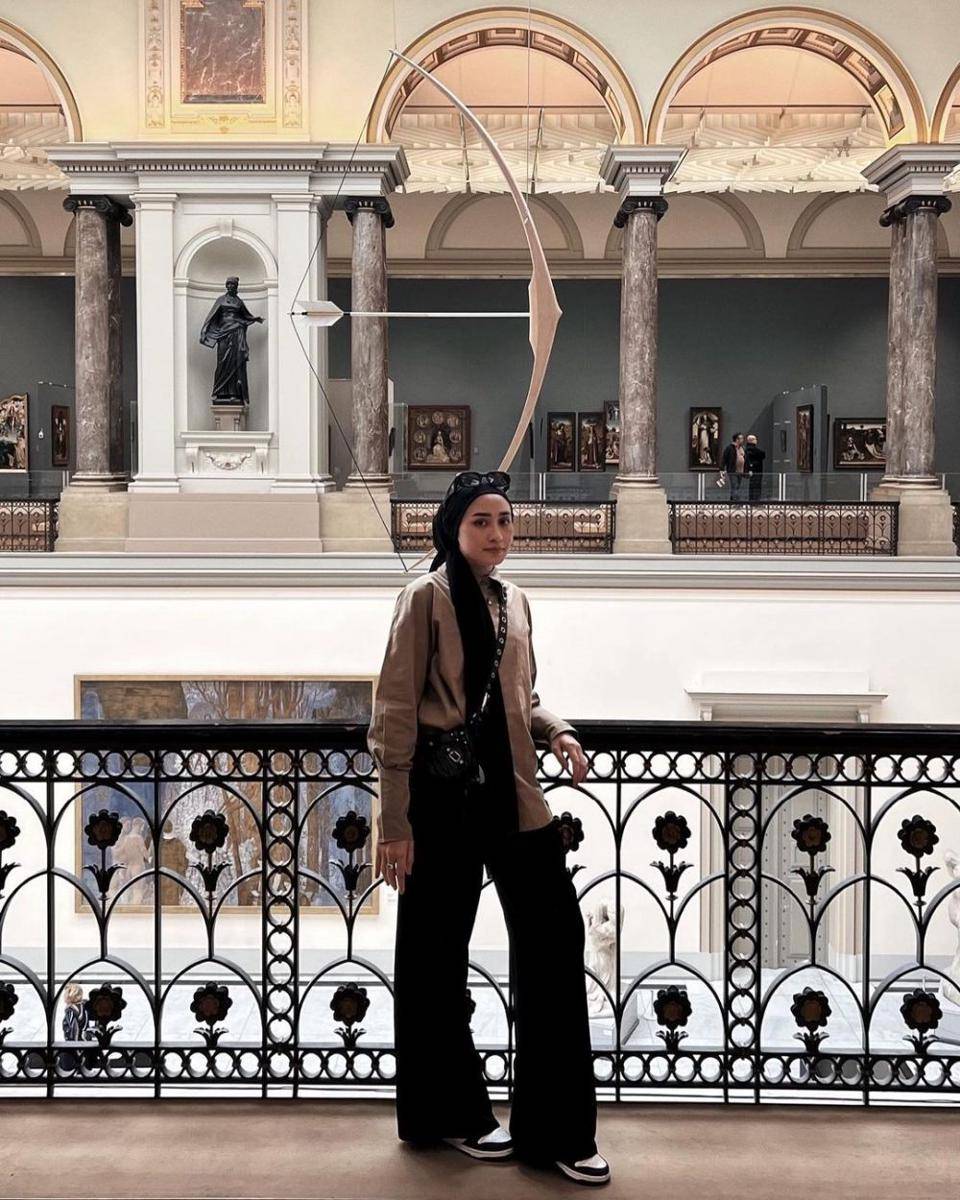 padu padan kemeja ala selebgram Helmi Nursifah (instagram.com/helminursifah)
