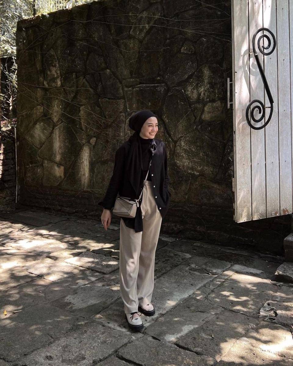 padu padan kemeja ala selebgram Helmi Nursifah (instagram.com/helminursifah)