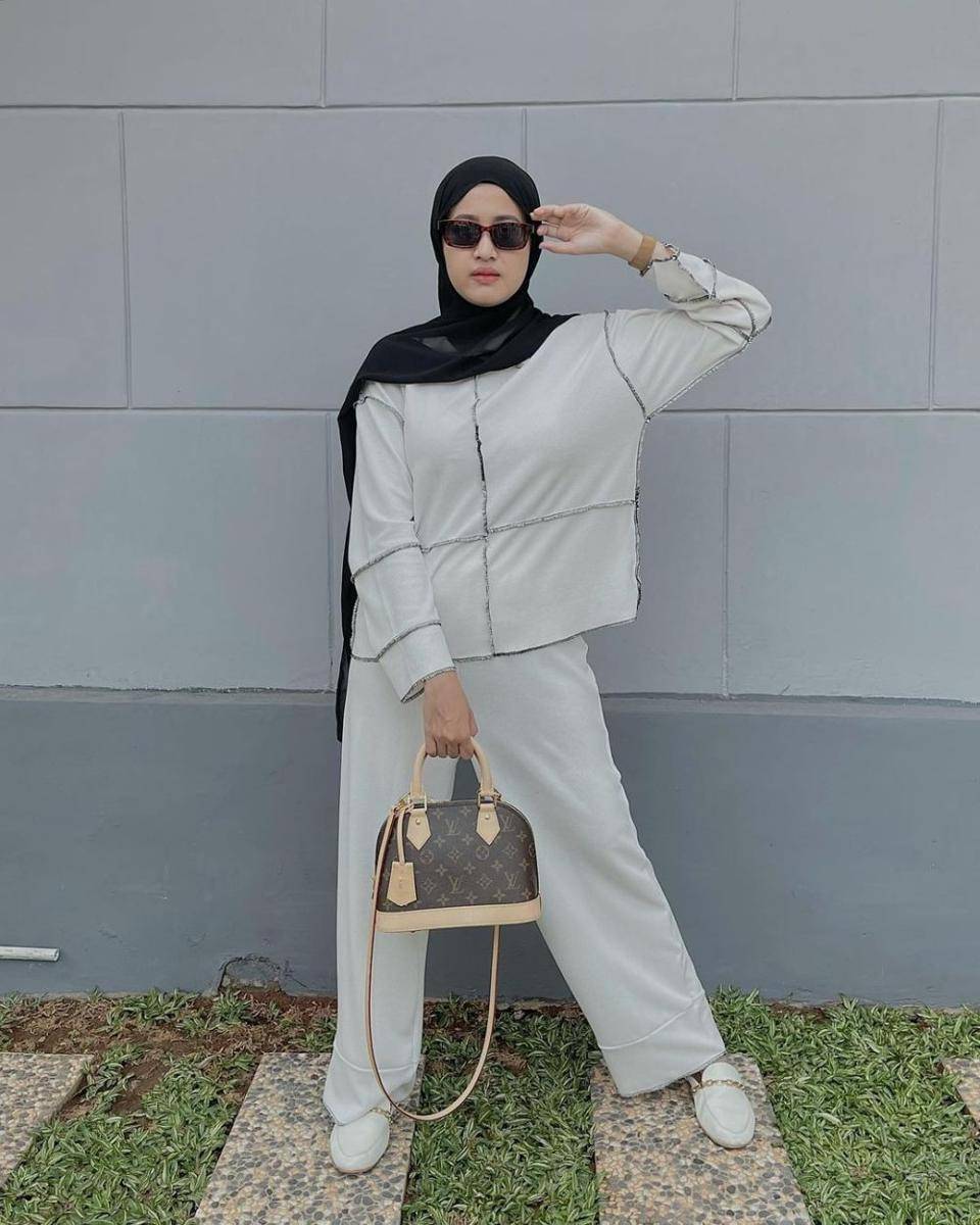 OOTD hijab ala Sheyla Taradia Habib (instagram.com/sheytaradia)