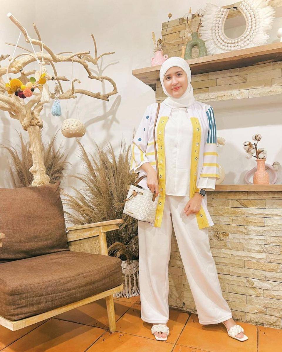 OOTD hijab ala Sheyla Taradia Habib (instagram.com/sheytaradia)