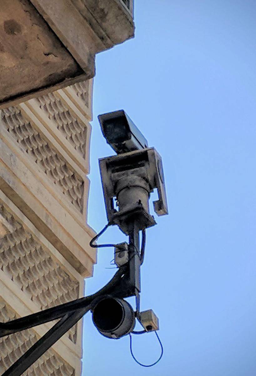 potret kocak bentuk dan penempatan CCTV (reddit.com/user/lthomas122)