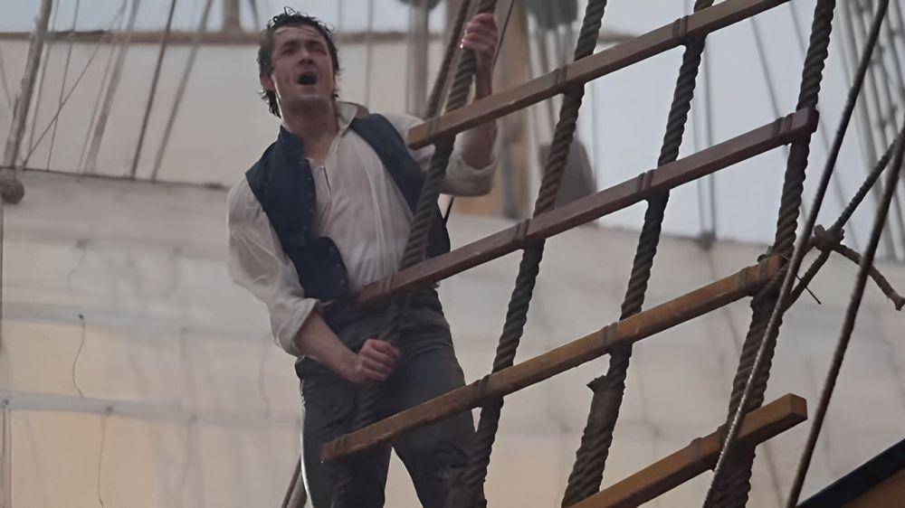 Eric menyanyikan lagu "Wild Uncharted Waters" di cuplikan film The Little Mermaid (2023). (dok. Walt Disney Studios/The Little Mermaid)