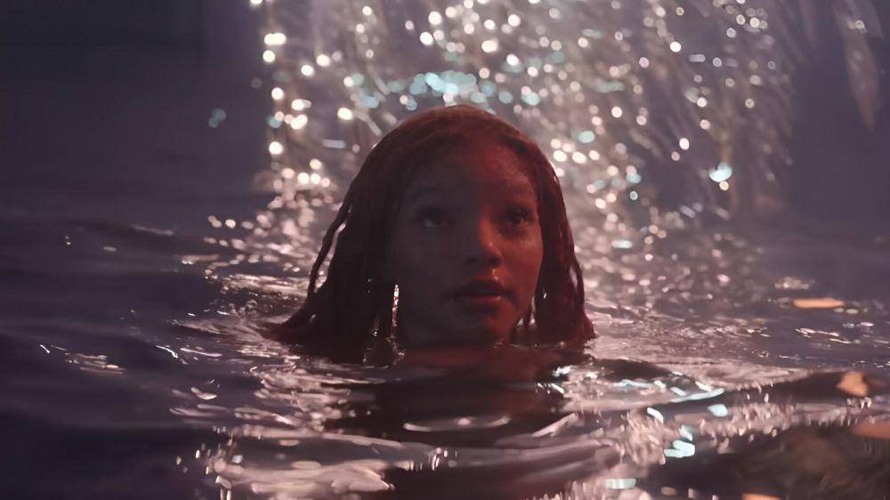 Ariel menyaksikan kembang api di cuplikan film The Little Mermaid (2023). (dok. Walt Disney Studios/The Little Mermaid)