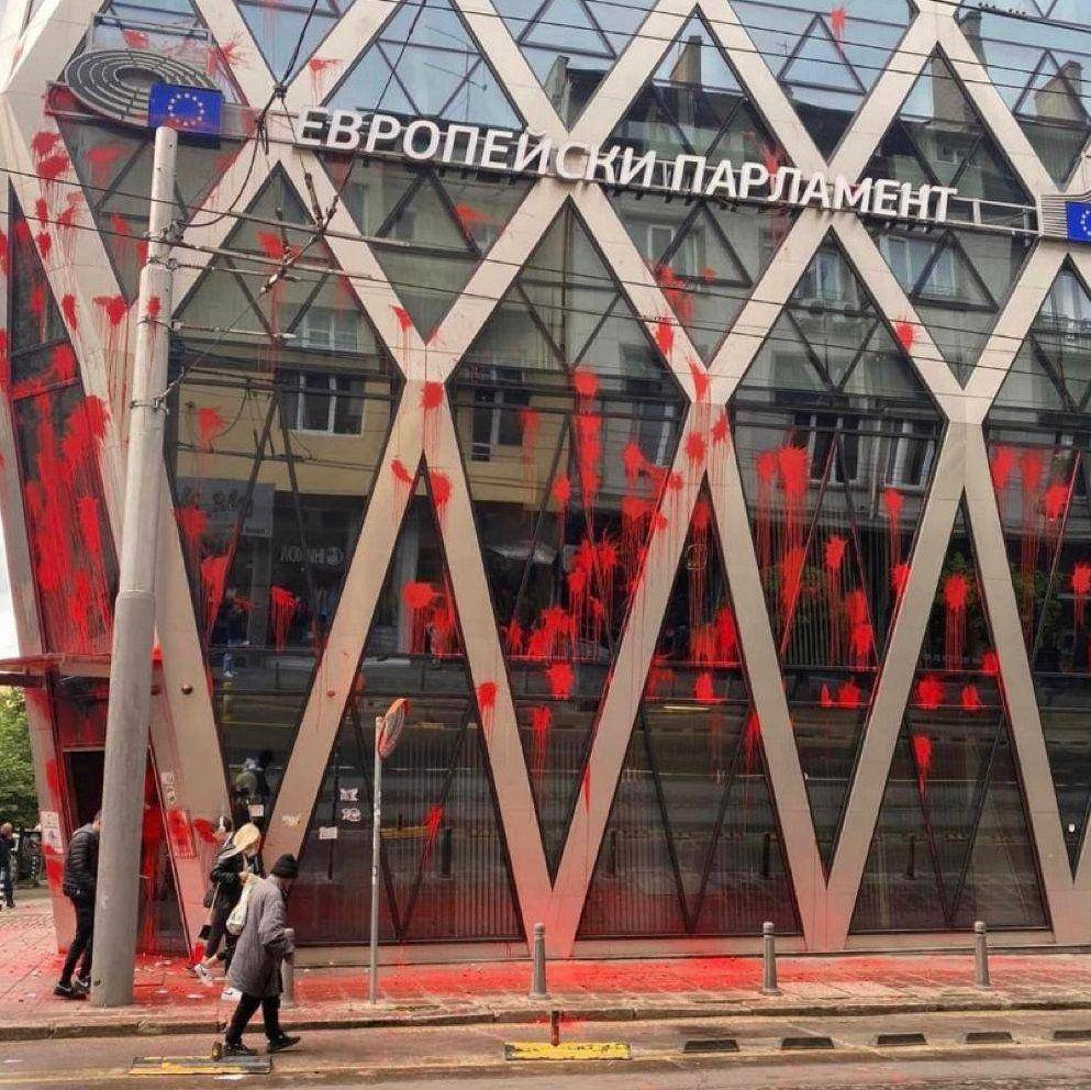 Kantor Representasi Eropa di Sofia, Bulgaria yang dicoret cat merah. (twitter.com/EP_President)