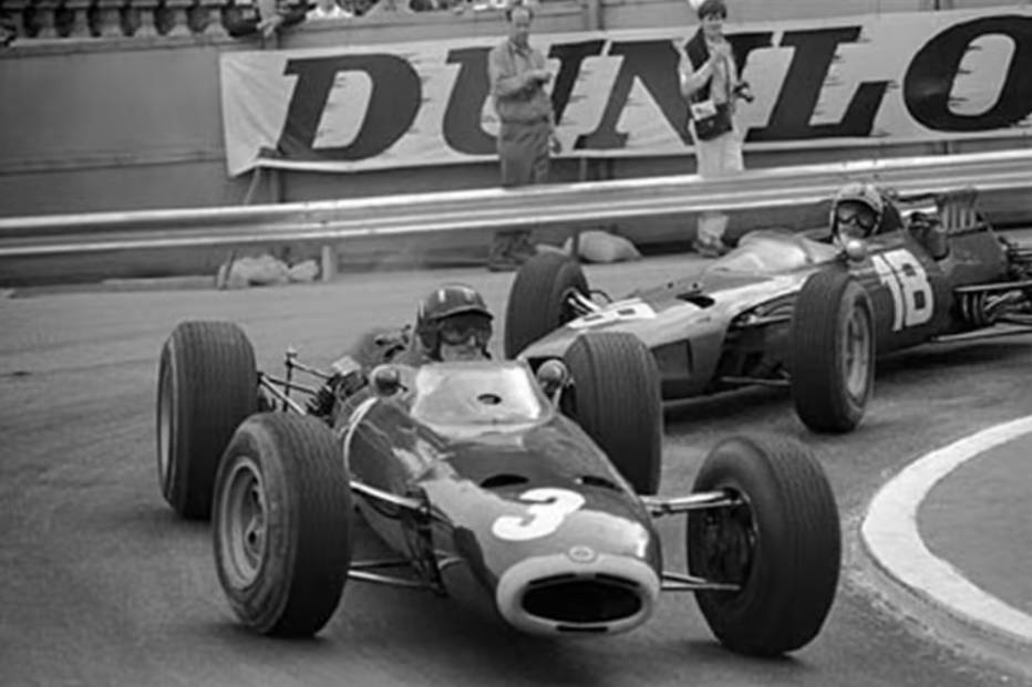Graham Hill mengendarai mobil BRM di GP Monako 1965. (formula1.com)