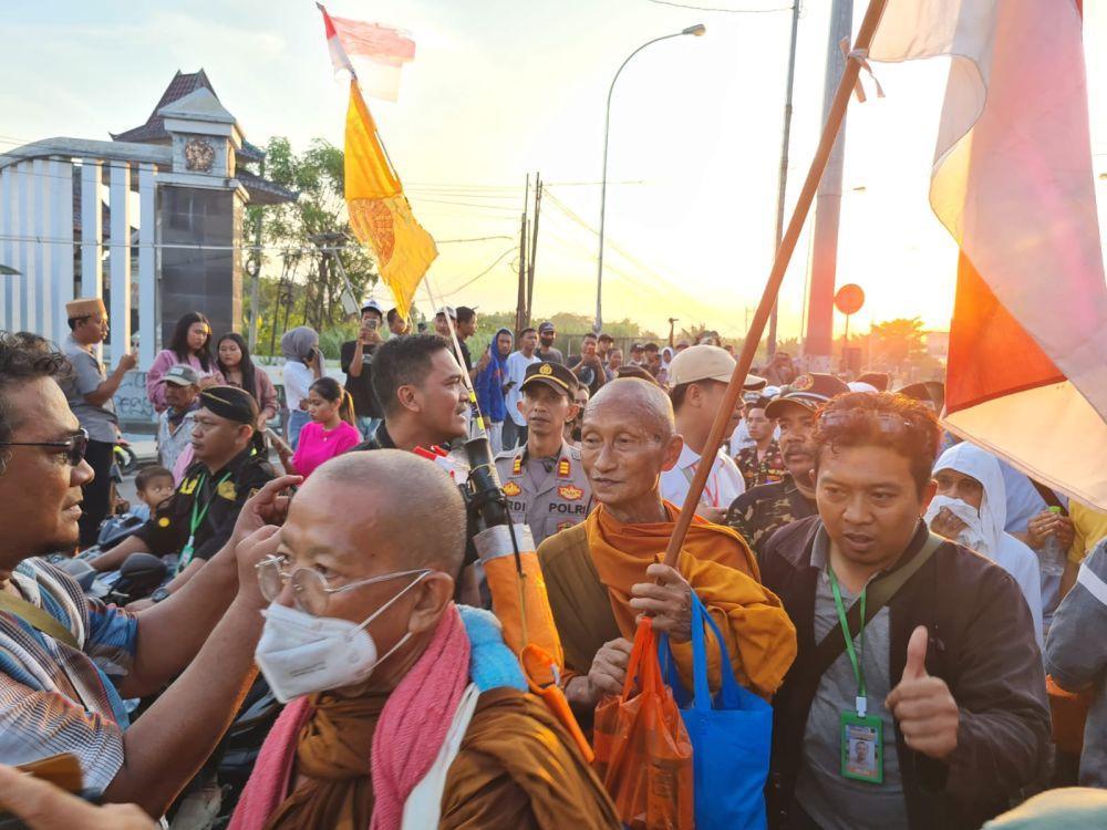 32 Biksu Thudong Sudah Tiba di Brebes, Istirahat di Desa Losari