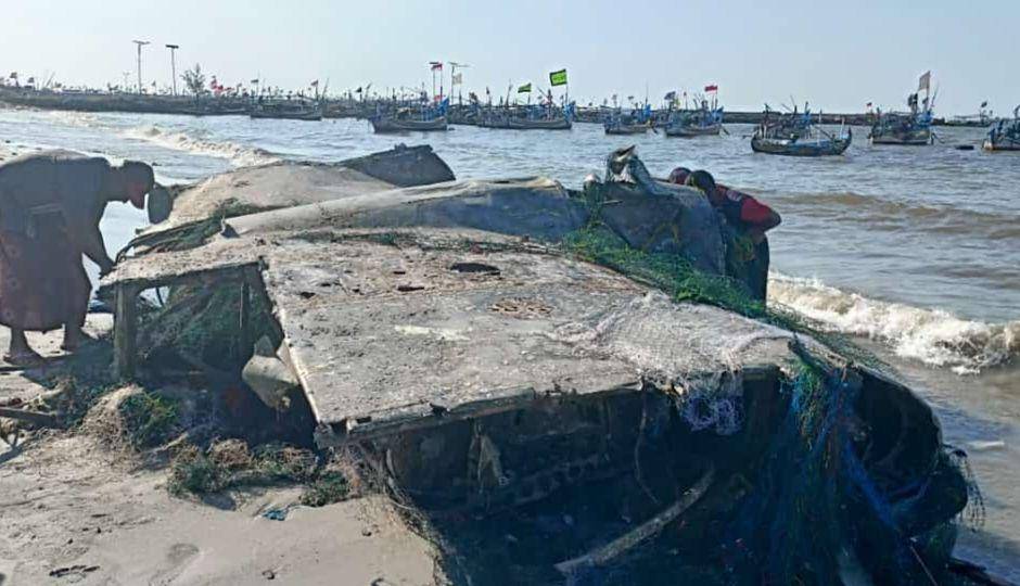 Nelayan Lamongan temukan benda diduga pesawat saat melaut. Dok Pemerintah Desa Weru