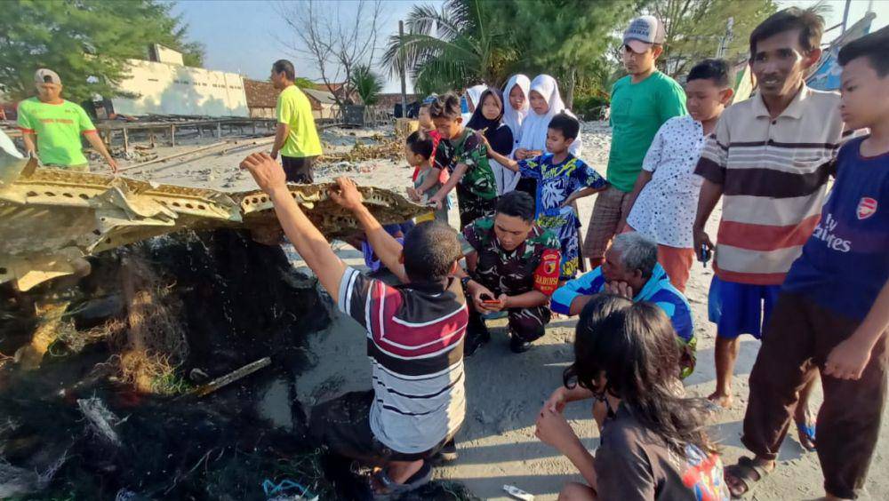 Nelayan Lamongan temukan benda diduga pesawat saat melaut. Dok Pemerintah Desa Weru