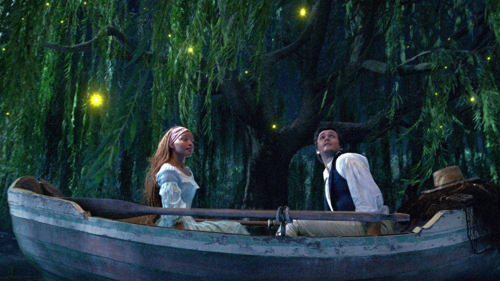 Ariel dan Eric menikmati momen kebersamaannya dengan diiringi soundtrack "Kiss the Girl" di cuplikan film The Little Mermaid (2023). (dok. Walt Disney Studios/The Little Mermaid)