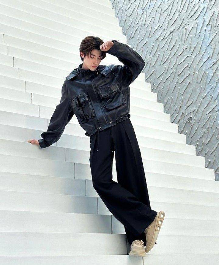 black outfit ala Blue Pongtiwat (instagram.com/blue_pongtiwat)