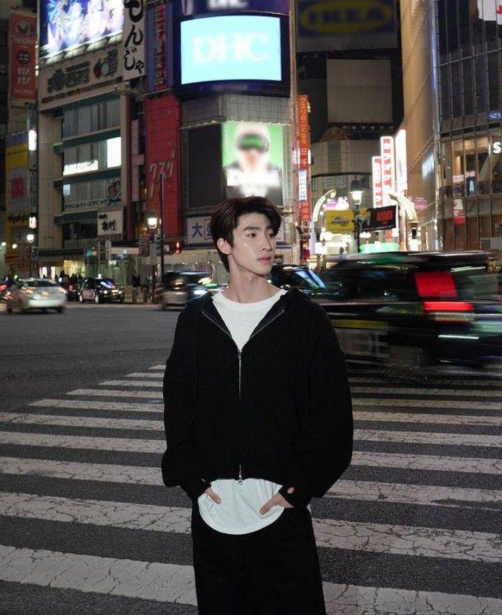 black outfit ala Blue Pongtiwat (instagram.com/blue_pongtiwat)