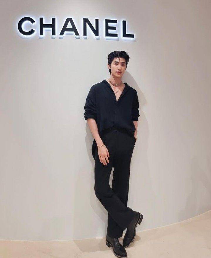 black outfit ala Blue Pongtiwat (instagram.com/blue_pongtiwat)