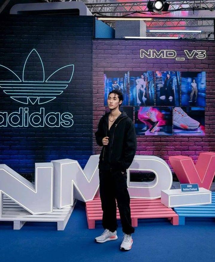 black outfit ala Blue Pongtiwat (instagram.com/blue_pongtiwat)