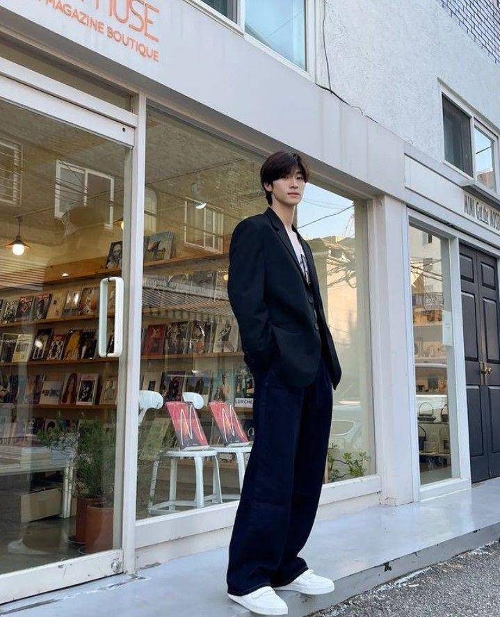 black outfit ala Blue Pongtiwat (instagram.com/blue_pongtiwat)