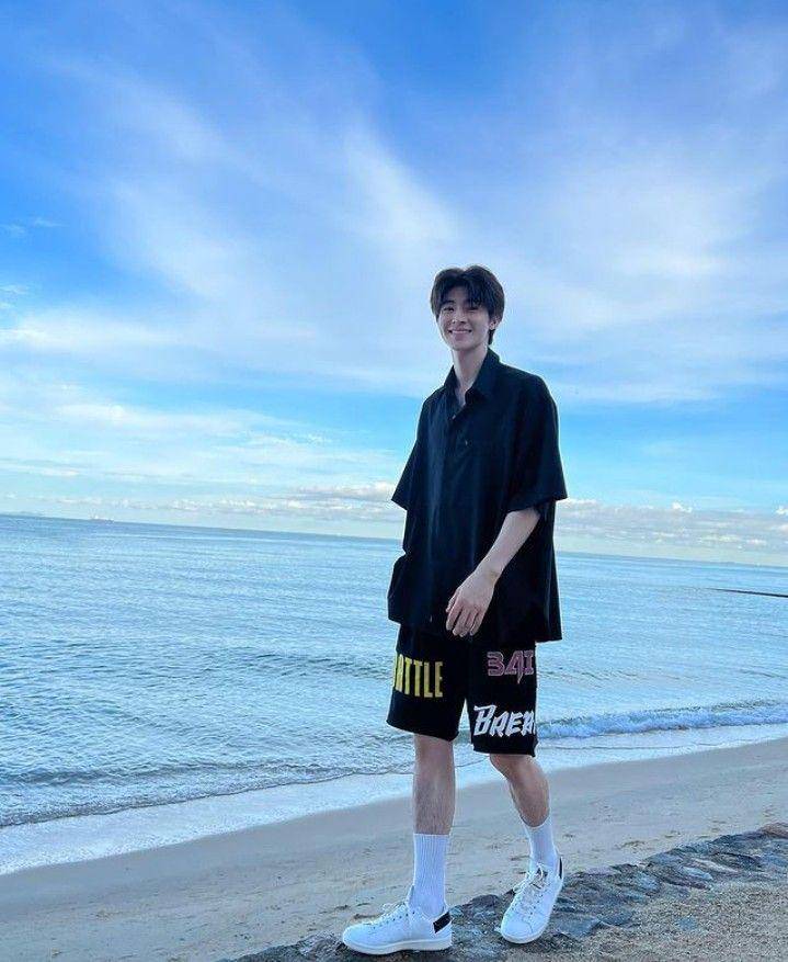black outfit Ala Blue Pongtiwat (instagram.com/blue_pongtiwat)