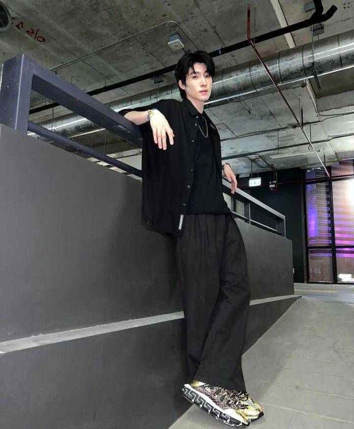 black outfit ala Blue Pongtiwat (instagram.com/blue_pongtiwat)