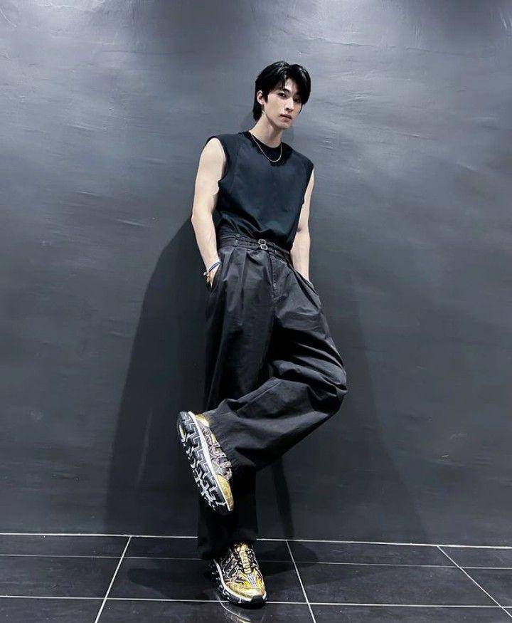 black outfit ala Blue Pongtiwat (instagram.com/blue_pongtiwat)