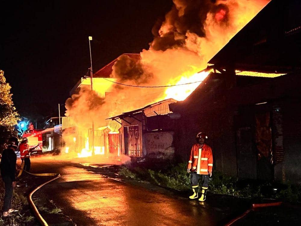 Gudang Plastik di Mataram Terbakar, Kerugian Diperkirakan Rp3,5 Miliar