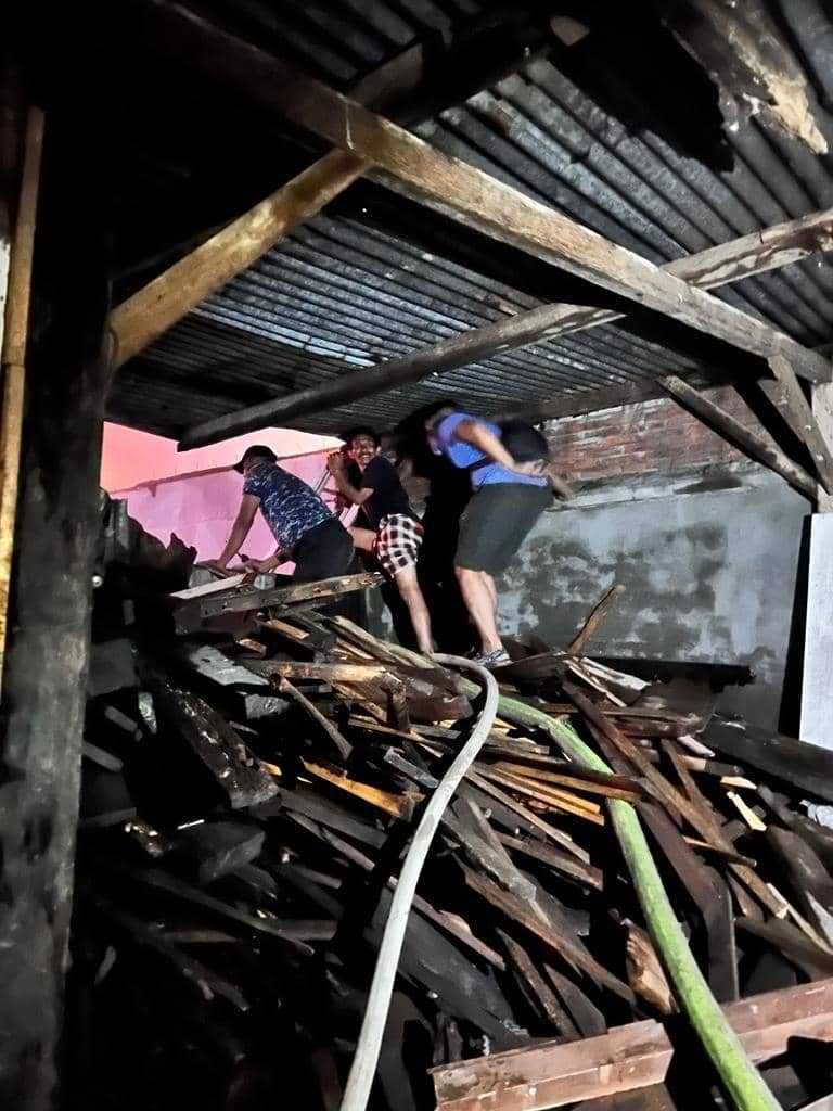 Petugas berusaha memadamkan api. (dok. Polresta Mataram)