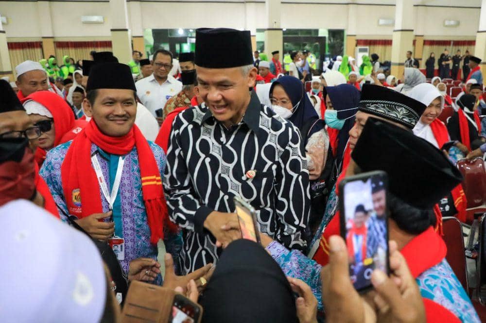 Gubernur Jawa Tengah Ganjar Pranowo saat menyapa para calhaj yang berada di Asrama Haji Donohudan Boyolali. (IDN Times/Dok Humas Pemprov Jateng)