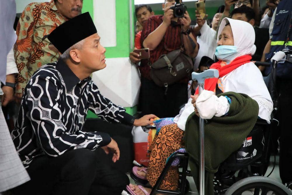 Gubernur Jawa Tengah Ganjar Pranowo mengajak bicara seorang calhaj perempuan yang duduk di kursi roda. (IDN Times/Dok Humas Pemprov Jateng)