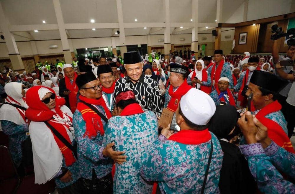 Para calhaj saat bersalaman dengan Gubernur Jawa Tengah Ganjar Pranowo di Asrama Haji Donohudan Boyolali. (IDN Times/Dok Humas Pemprov Jateng)
