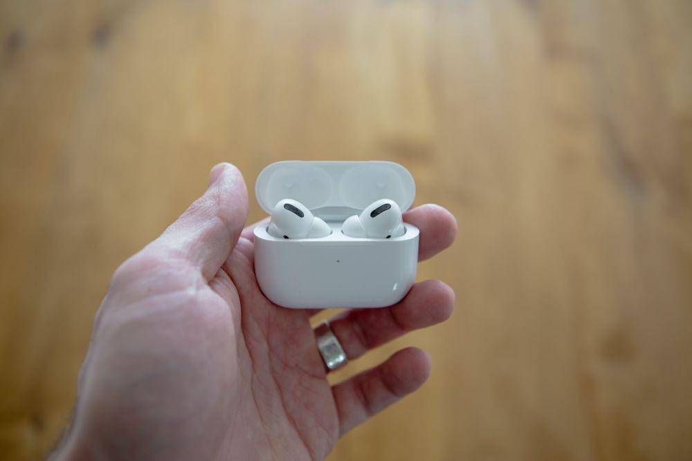 AirPods (Unsplash/Isaac Smith)